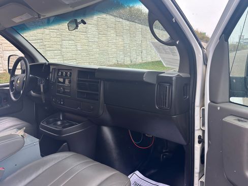 Used 2015 Chevrolet Express 3500 image 26