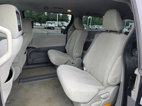 Used 2012 Toyota Sienna LE w/ Towing Pkg FWD image 11