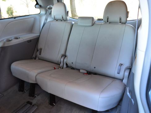 Used 2013 Toyota Sienna LE w/ Towing Pkg image 13