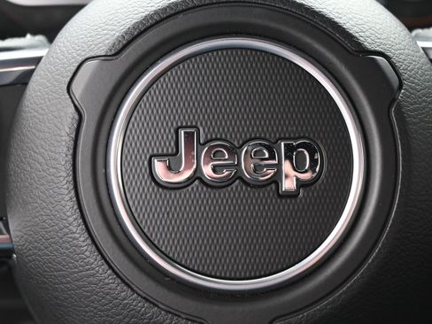 Used 2025 Jeep Wrangler Sahara image 22