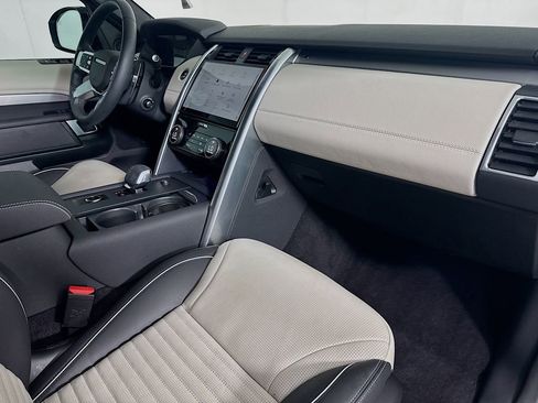 Used 2024 Land Rover Discovery Dynamic SE image 36