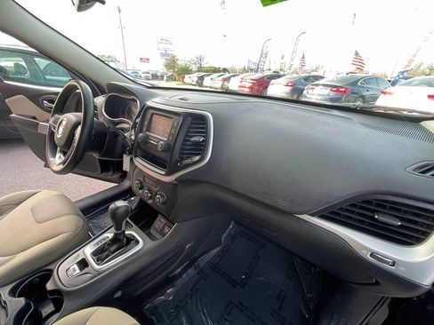 Used 2017 Jeep Cherokee Sport image 17