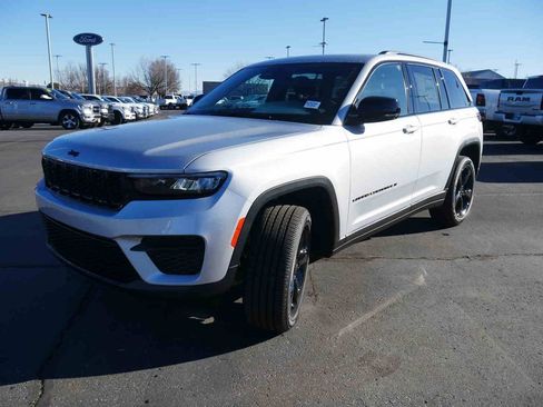 New 2025 Jeep Grand Cherokee Altitude image 3