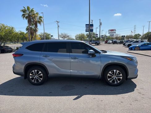 Used 2023 Toyota Highlander XLE image 4