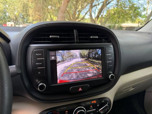Used 2025 Kia Soul LX w/ LX Technology Package FWD image 18