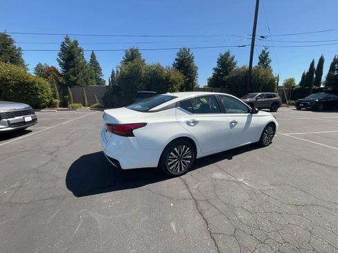 Used 2025 Nissan Altima 2.5 SV FWD image 14