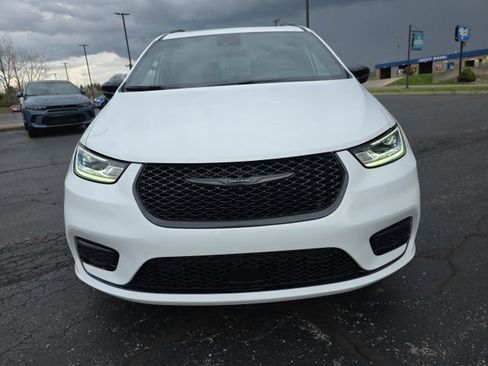Used 2026 Chrysler Pacifica Premium FWD image 11