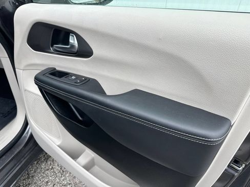 Used 2023 Chrysler Pacifica Touring-L FWD image 26