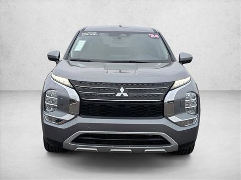Used 2024 Mitsubishi Outlander SE image 2