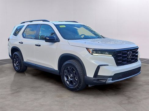 Certified 2025 Honda Pilot TrailSport image 3