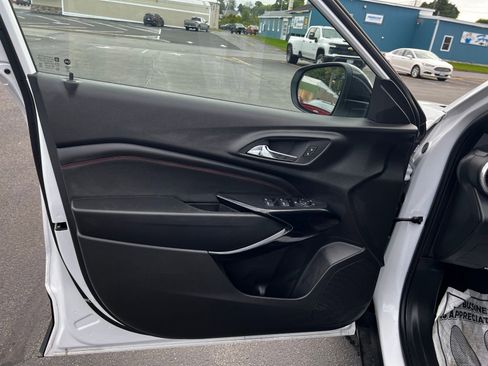 Used 2025 Chevrolet Trax RS w/ Sunroof Package image 9