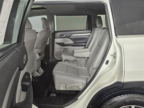 Used 2019 Toyota Highlander XLE image 25