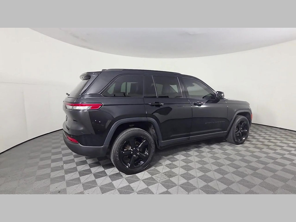 Used 2023 Jeep Grand Cherokee Altitude AWD/4WD image 4