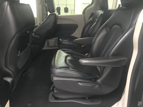 Used 2023 Chrysler Pacifica Touring-L image 12