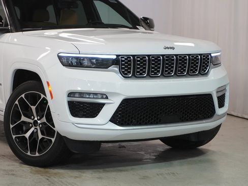 New 2023 Jeep Grand Cherokee Summit image 2