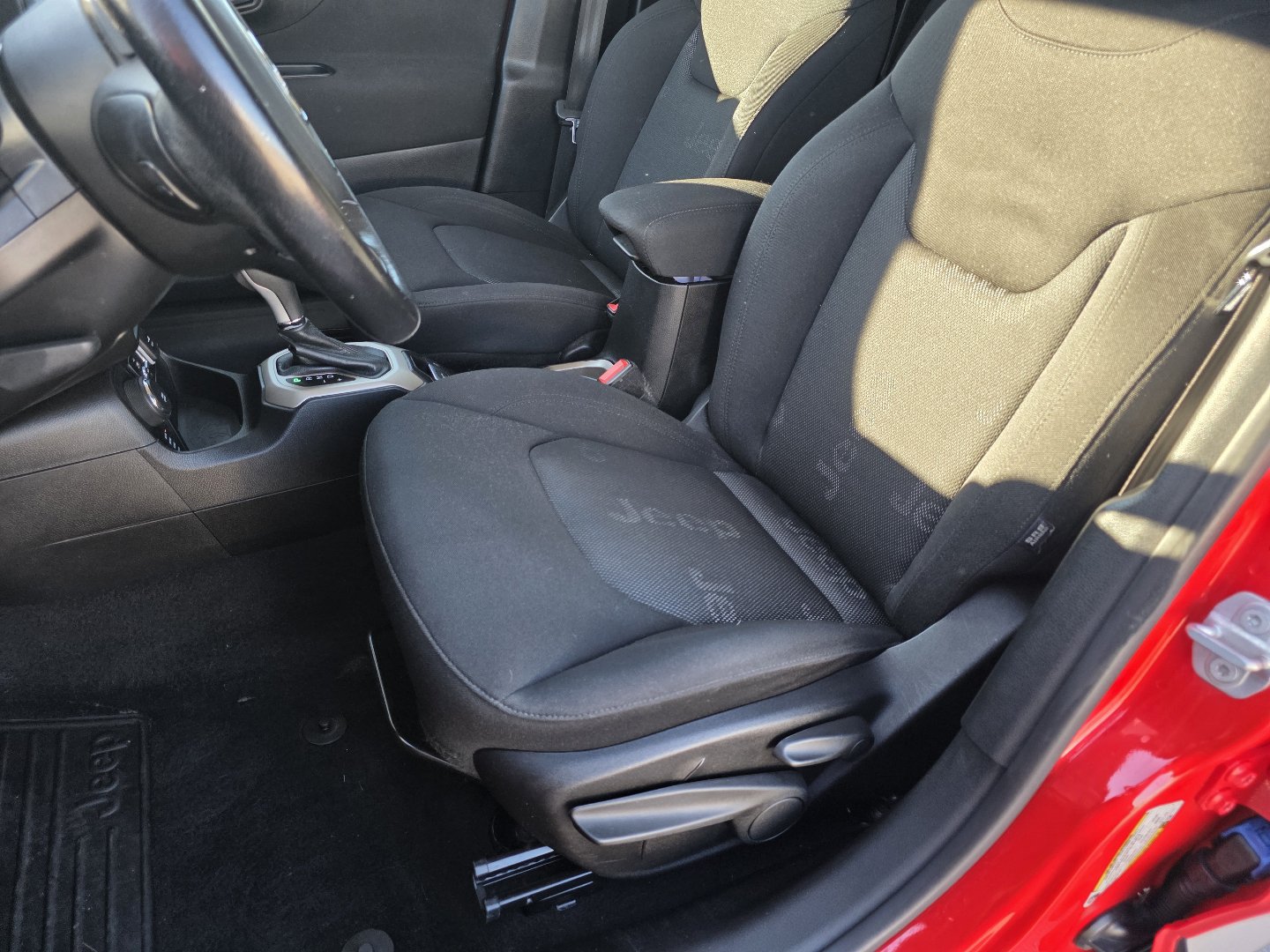 Used 2017 Jeep Renegade Latitude w/ Cold Weather Group AWD/4WD image 24