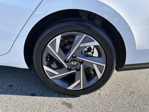 Certified 2025 Hyundai Elantra SEL image 19