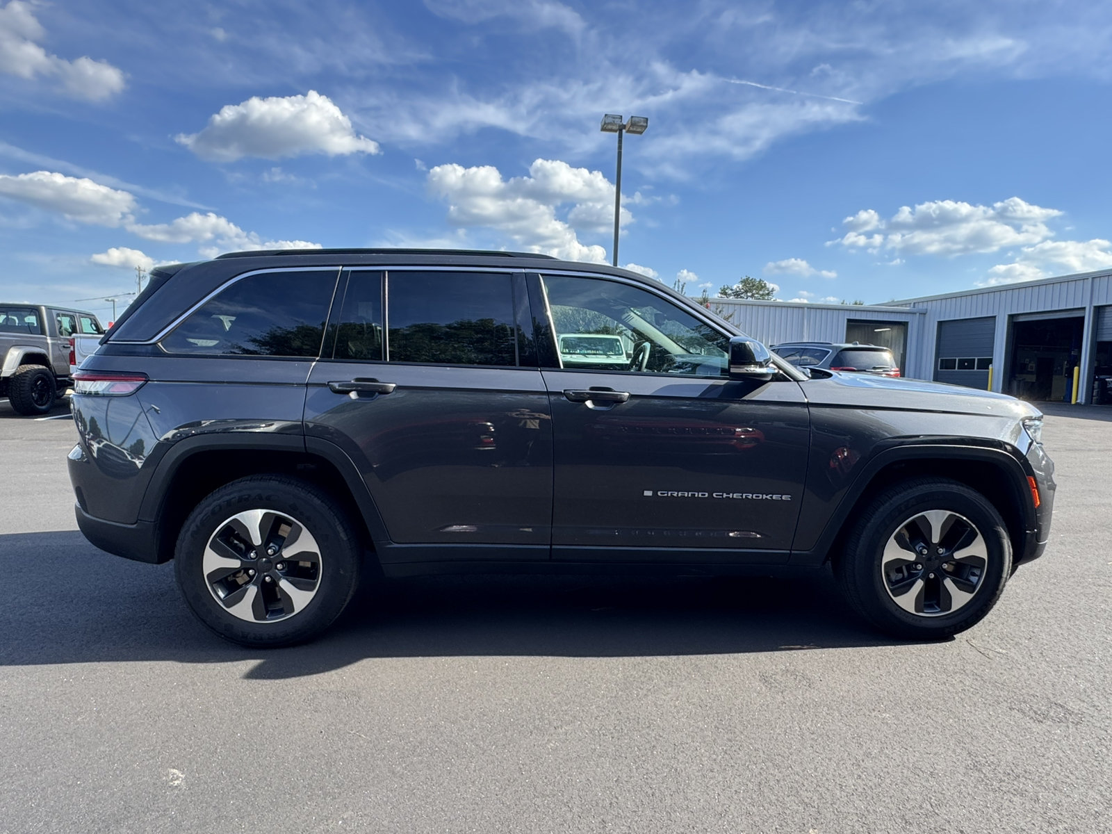 Used 2024 Jeep Grand Cherokee Limited 4xe AWD/4WD image 4