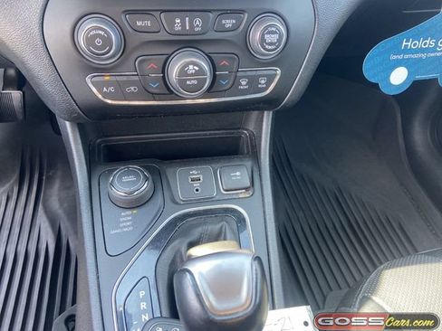 Used 2022 Jeep Cherokee Limited w/ Mopar Interior Package AWD/4WD image 19