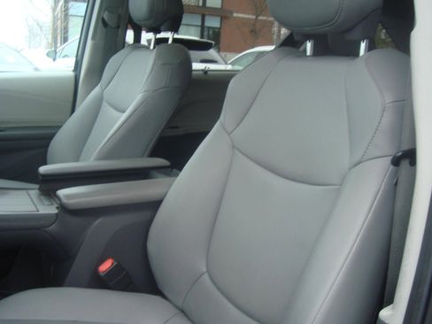 Used 2024 Toyota Sienna XLE image 11