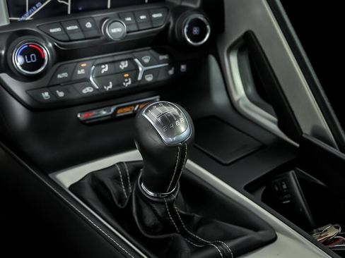 Used 2015 Chevrolet Corvette Z06 w/ 3LZ Preferred Equipment Group RWD image 31