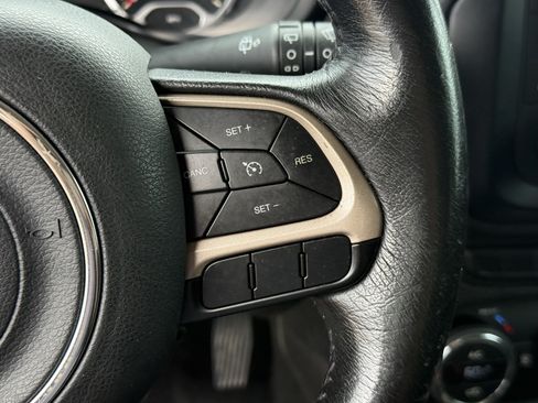 Used 2015 Jeep Renegade Latitude w/ Popular Equipment Group FWD image 17
