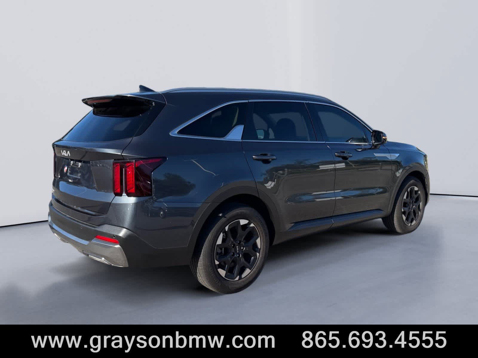 Used 2024 Kia Sorento S w/ Panoramic Sunroof Package FWD image 3