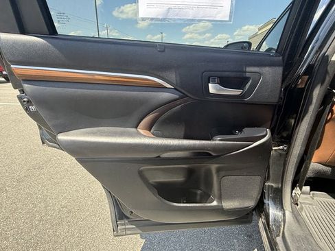 Used 2017 Toyota Highlander Limited AWD/4WD image 14