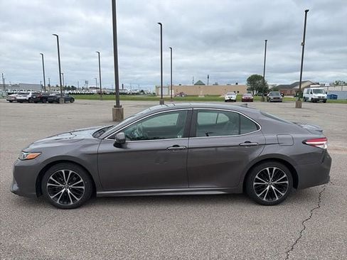 Used 2020 Toyota Camry SE FWD image 3