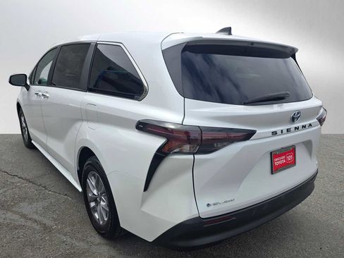 Used 2025 Toyota Sienna XLE AWD/4WD image 5
