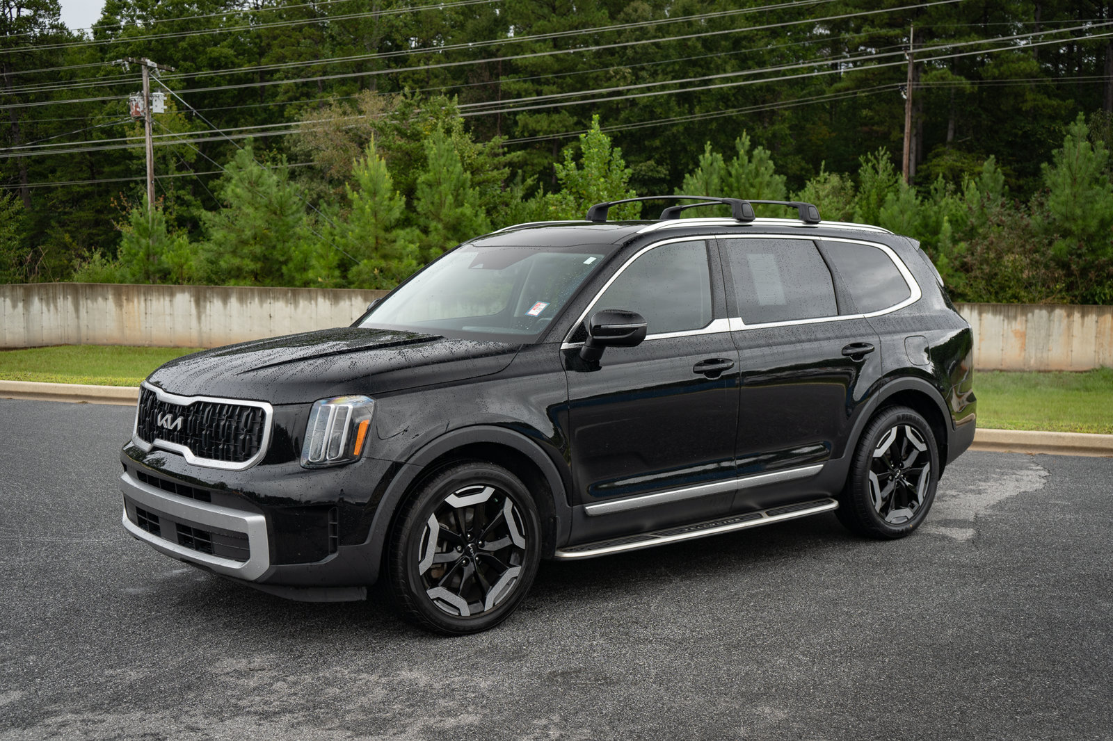 Used 2023 Kia Telluride EX w/ EX Captain's Chair Package FWD image 3