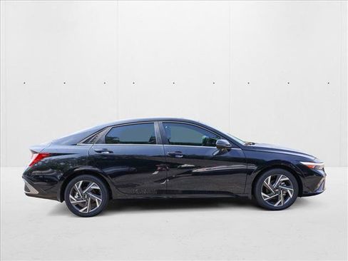 New 2025 Hyundai Elantra Limited image 4