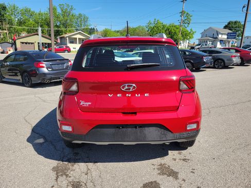 Used 2023 Hyundai Venue Limited w/ Cargo Package FWD image 3