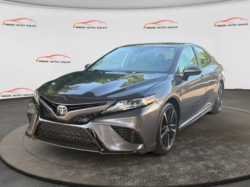 Used 2020 Toyota Camry SE FWD image 1