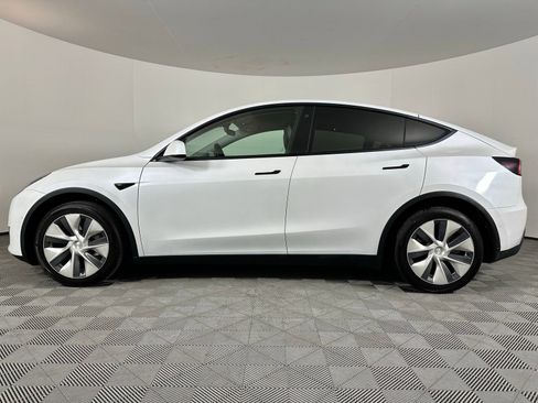 Used 2022 Tesla Model Y Long Range image 16