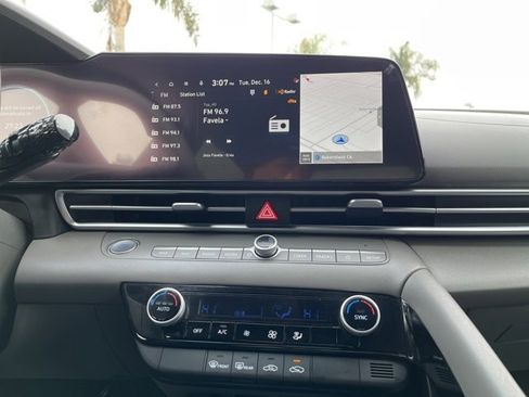 Certified 2024 Hyundai Elantra Blue image 9