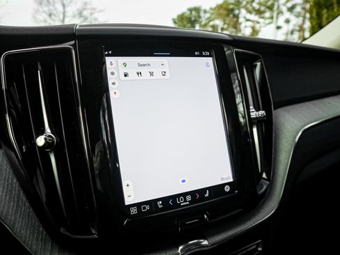 Used 2025 Volvo XC60 B5 Plus image 24