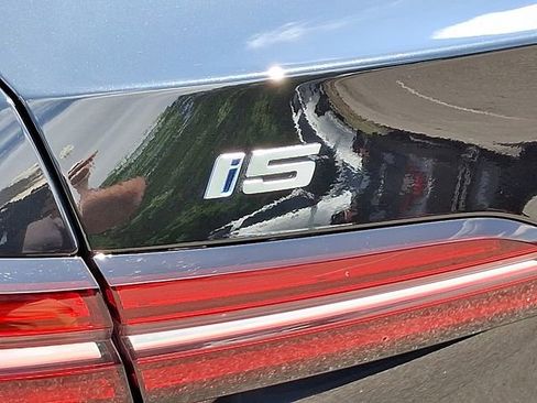 Used 2024 BMW i5 eDrive40i w/ Premium Package image 40