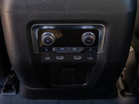 Used 2023 GMC Yukon XL SLT w/ SLT Premium Package image 18