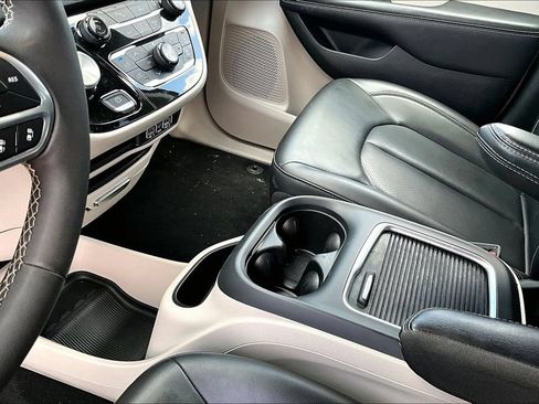 Used 2023 Chrysler Pacifica Touring-L FWD image 15