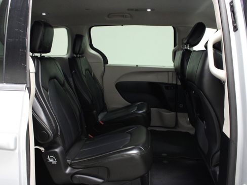 Used 2024 Chrysler Pacifica Touring-L image 16