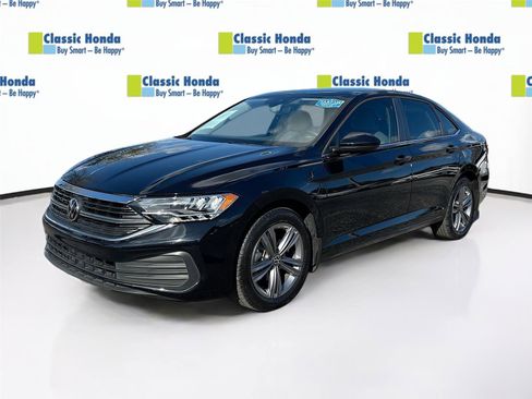 Used 2023 Volkswagen Jetta SE image 3