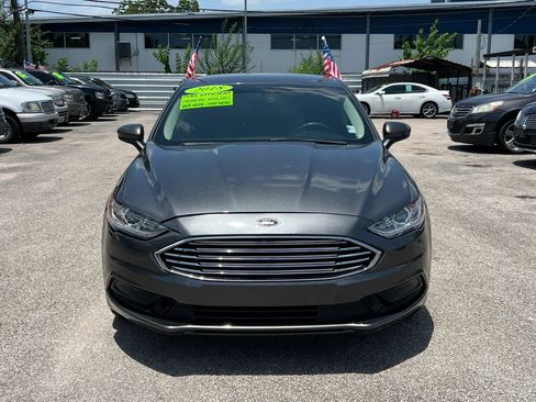 Used 2018 Ford Fusion SE w/ Fusion SE Technology Package FWD image 3