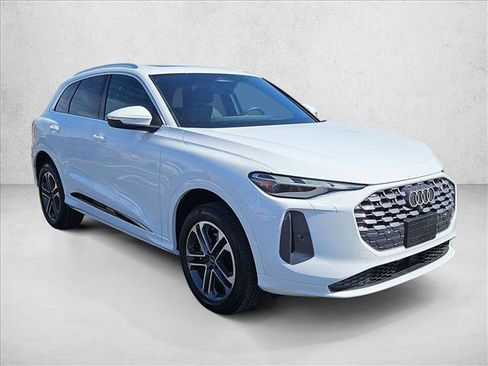 Used 2025 Audi Q5 Premium w/ Convenience Package image 3