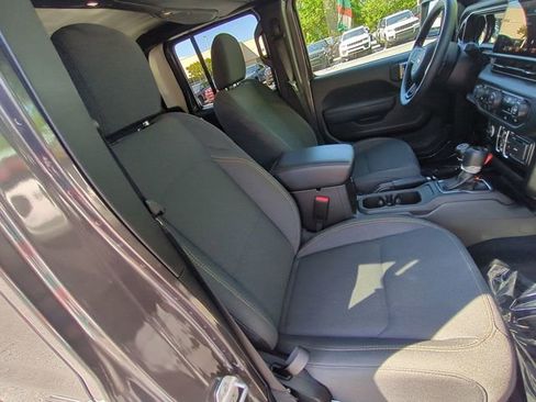Certified 2025 Jeep Gladiator Sport AWD/4WD image 30