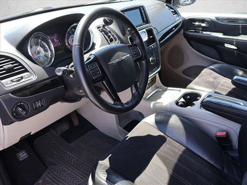 Used 2014 Chrysler Town & Country Touring-L FWD image 3