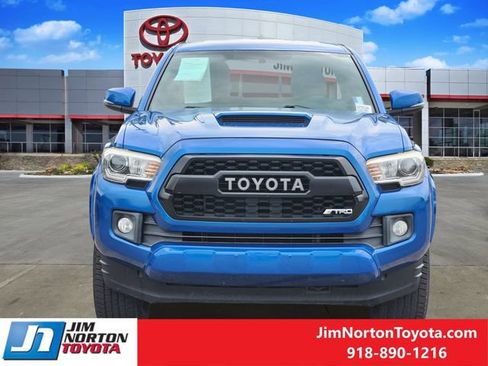 Used 2017 Toyota Tacoma TRD Sport w/ Tow Package RWD image 2