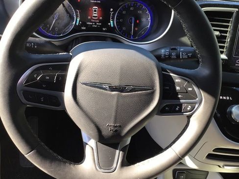 Used 2023 Chrysler Pacifica Touring-L image 9