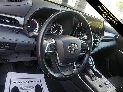 Used 2023 Toyota Highlander LE FWD image 8