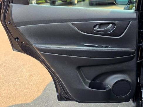 Used 2020 Nissan Rogue SV FWD image 38